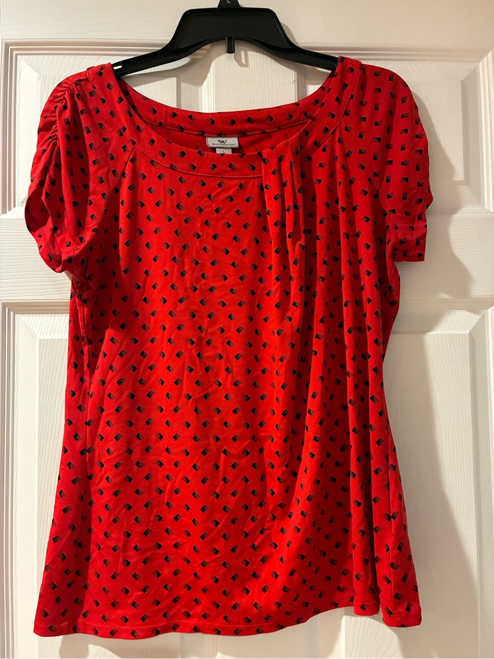 ⭐️3/$15⭐️Worthington Red Short-Sleeve Scoop Neck blouse with Black Pattern